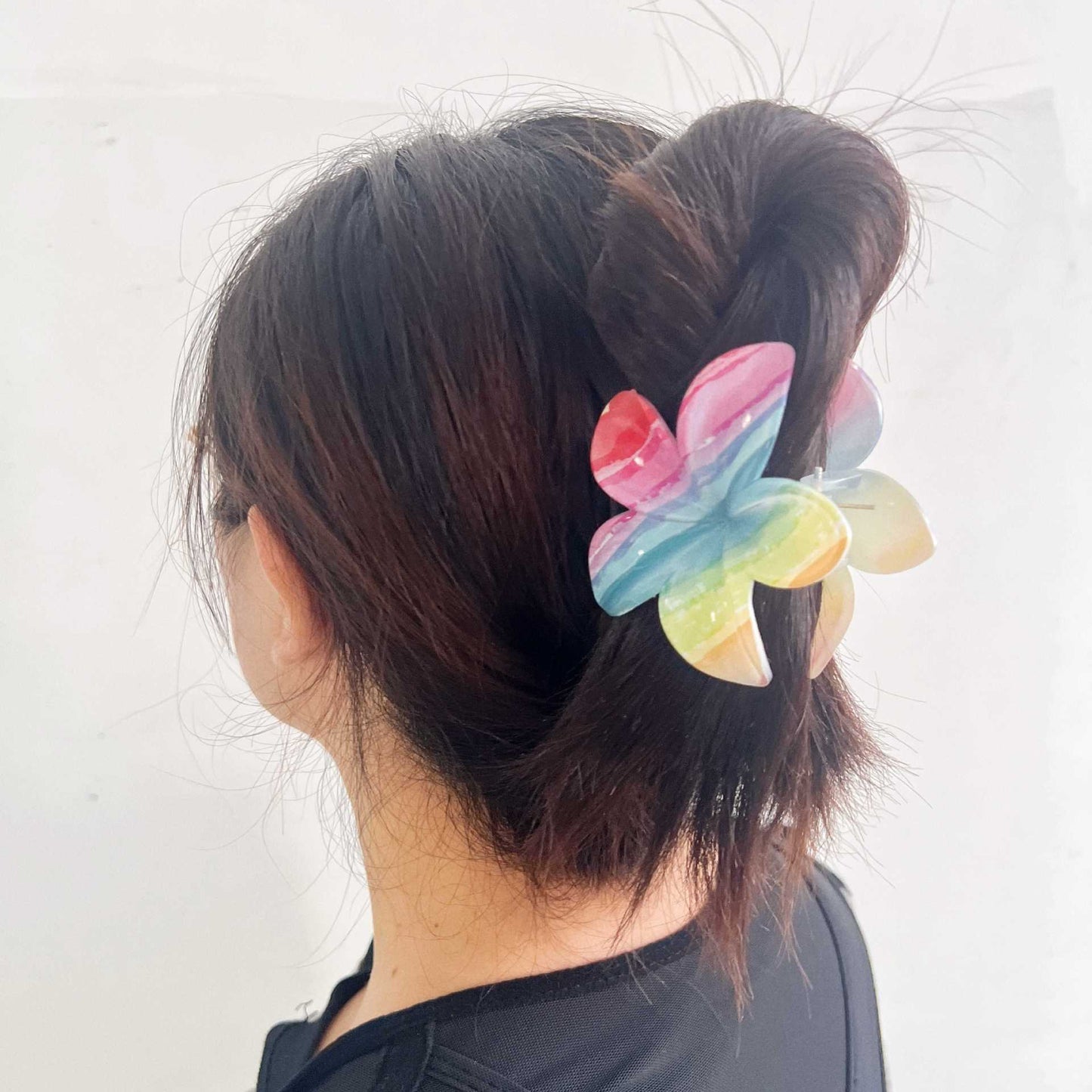 Pince à cheveux arrière Plumeria Rubra colorée “Dopamine Girl” — Effet floraison